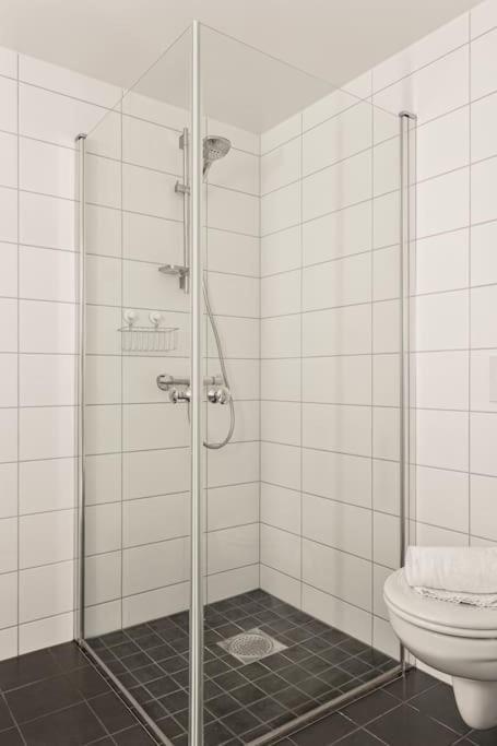 Lejlighed Dinbnb I 1 Minute To Tram! Newly Built With Balcony & 3 Beds *