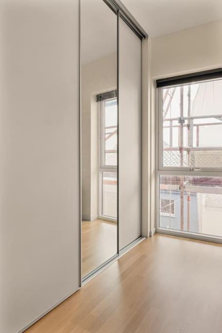 Lejlighed Dinbnb I 1 Minute To Tram! Newly Built With Balcony & 3 Beds